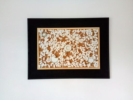 „Fokus
0“, Objekt aus Holz, Kork, Gips, Maisstärke, 59 x 79 cm